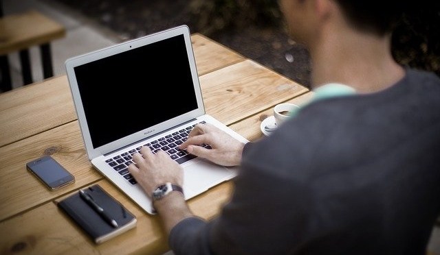 பங்குகளை மதிப்பீடு செய்யும் போது தவிர்க்க வேண்டிய நான்கு விஷயங்கள்